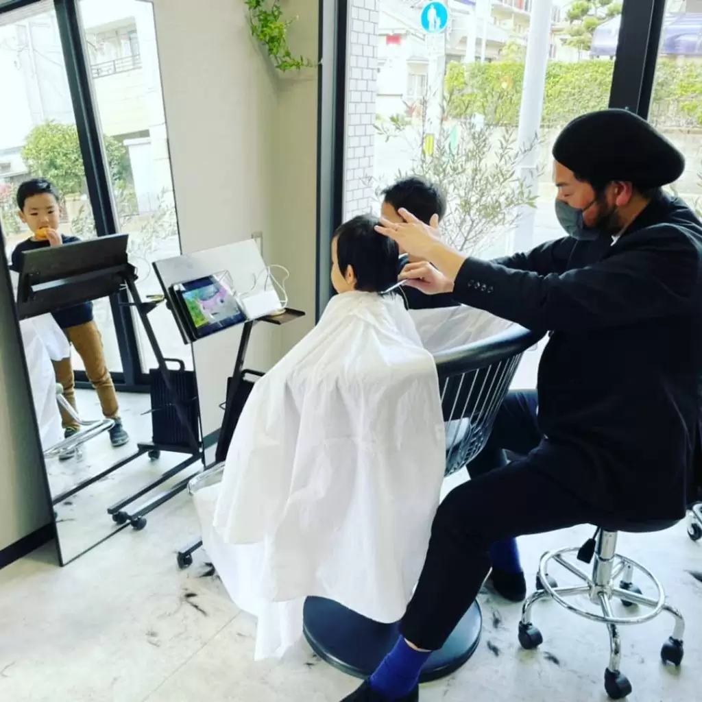 *先日、REVIVEがオープンしてから来てくださるようになったお客様がお子さんたちを連れて来てくれましたてなわけで、うちの看板娘も出勤したのですがむしろ娘がたくさん遊んでもらっちゃって本当にありがとうございました下のお子さんはうちの子と同い年ということで少し心配していたのですが、んもう全然!うちの子と比べ物にならないくらい上手に切らせてくれましたふたりともとってもかっこよく&可愛くなってぜひまた遊びに来てくださいいつもありがとうございます