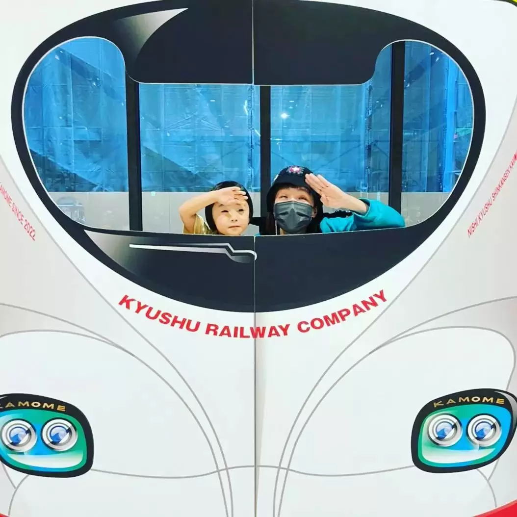 *全然ヘアスタイルをアップしない美容室アカウントはこちらです。この1年近くできっとオーナーが撮り貯めているはずなので、選りすぐりを送ってくるのを、完全受け身で待ちます。先日帰省ついでに、3年ぶり?に長崎駅に行ったら変わりすぎていて迷子になりました。ムスメは路面電車を大層気に入り、通称を嬉しそうに連呼しておりました。帰省したらもれなくここでお食事。トラットリア アーリオ( @ario3394 )様。自分が赤ん坊のときシェフに抱っこされて泣いたムスメは、弟も泣くだろうと期待していました。が、全然笑ってました。満面の笑み。ちなみに、泣いたときのムスメはラスト参照。何を食べても美味しいので。野菜をこんなに美味しく食べられる場所は他にないので。滅多にないとは思いますが、諫早に行かれる機会がもしありましたら。予約必須です。行きはムスメ、帰りはタロウが電車でグズり、子連れ電車帰省の洗礼を受けました。タロウは暑くて早くもランニング。露わになったちぎりパンがけしからんです。さて、ちぎりパンに授乳してきます。明日、明後日はお休みをいただきますので、また木曜までごきげんよう。